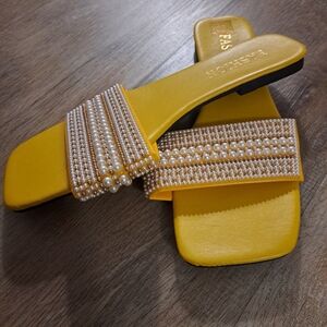 Fashion Yellow Pearl-Embellished Slide Flat Sandals Women's Size 39 NWOT